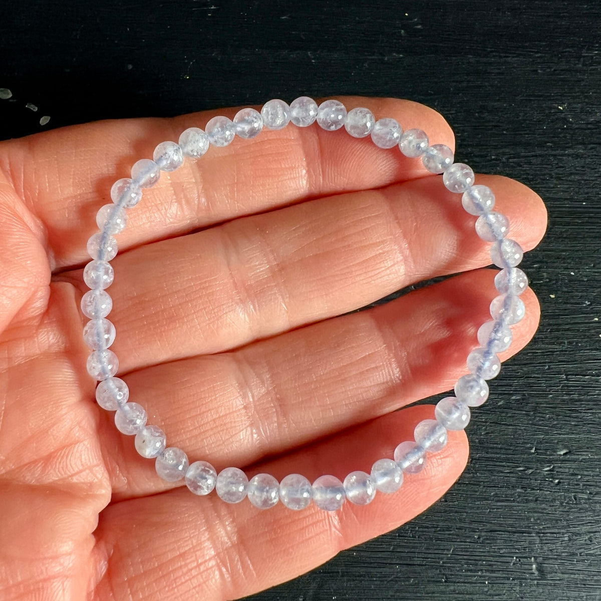Chalcedon | Armband | Hand | Malawi | sanfter Glanz | milchig-transparent | Happy Minerals | Variante F
