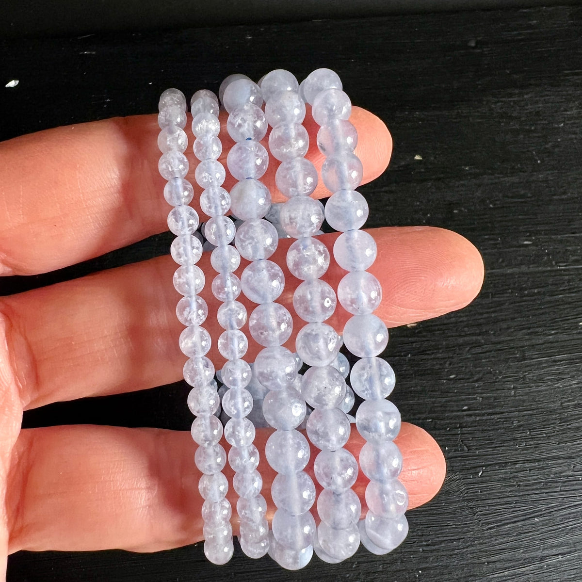 Chalcedon | Armbänder | Finger | Größenvergleich | Malawi | 4mm 6mm Kugeln | Happy Minerals | Variante G