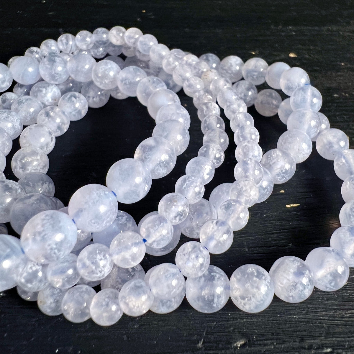 Chalcedon | Armbänder | Nahaufnahme | Malawi | schimmerndes Weißblau | Kugelperlen | Happy Minerals | Variante H