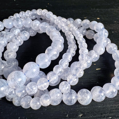 Chalcedon | Armbänder | Nahaufnahme | Malawi | schimmerndes Weißblau | Kugelperlen | Happy Minerals | Variante H