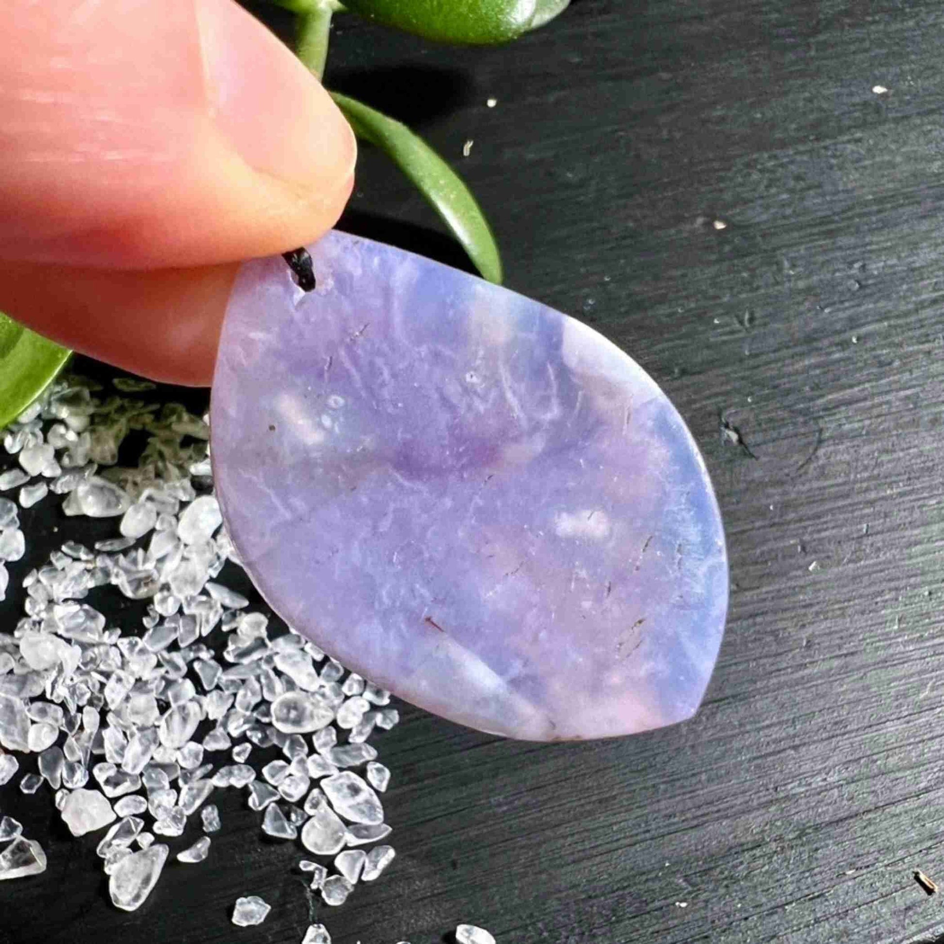 Chalcedon Flieder Rückseite mit sanftem Rosa-Violett Verlauf | Gebohrt | Happy Minerals