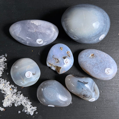 Sieben Chalcedon Handschmeichler | Madagaskar | zarte Lavendel-Blautöne | Bergkristall-Chips | Happy Minerals | Variante 1