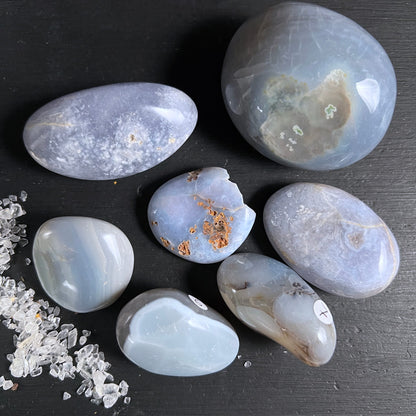 Chalcedon Steine Übersicht | sanfte Blaugrau-Nuancen | natürliche Einschlüsse | Madagaskar Mineralien | Happy Minerals | Variante 2