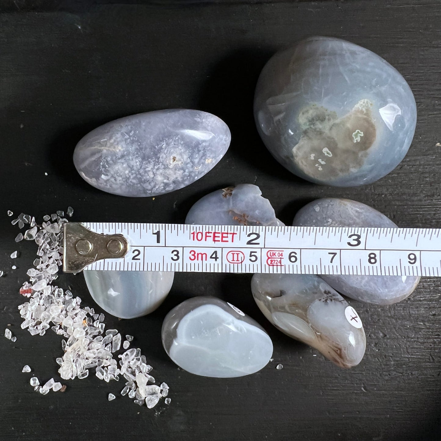 Chalcedon Sammlung mit Maßband | Größenvergleich | milchig-blaue Handsteine | Happy Minerals | Variante 3