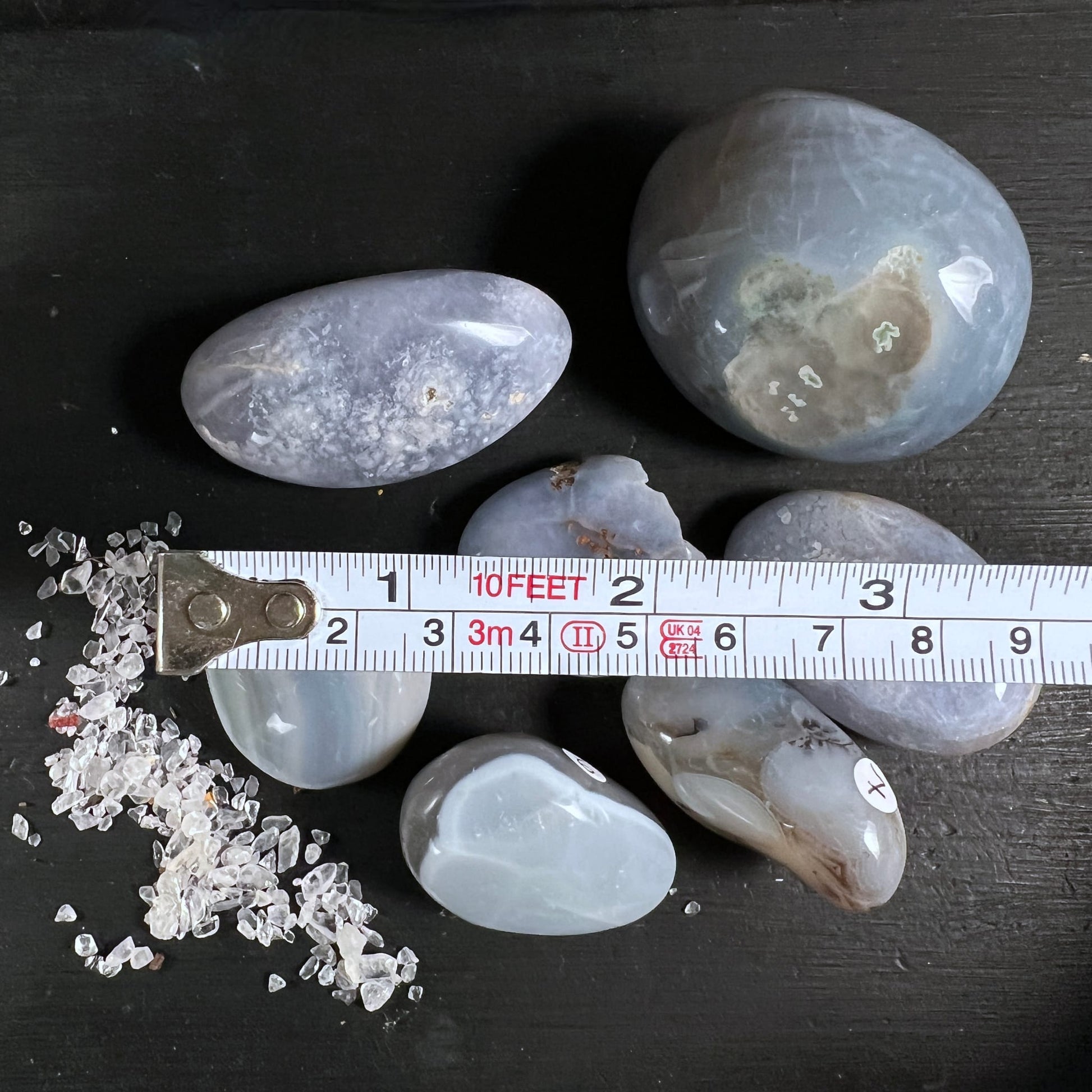 Chalcedon Sammlung mit Maßband | Größenvergleich | milchig-blaue Handsteine | Happy Minerals | Variante 3