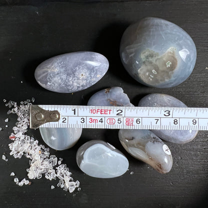 Chalcedon Sammlung mit Maßband | Größenvergleich | milchig-blaue Handsteine | Happy Minerals | Variante 3