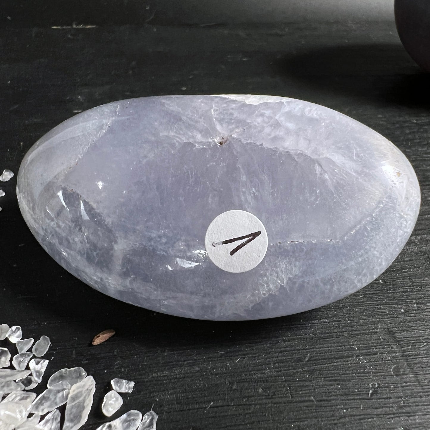 Ovaler Chalcedon Handschmeichler | lavendelfarbene Wolken | glänzende Politur | Madagaskar | Happy Minerals | Variante 4