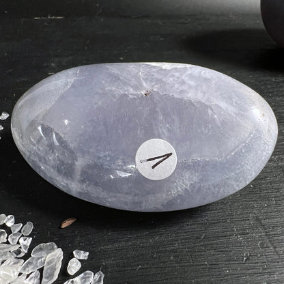 Ovaler Chalcedon Handschmeichler | lavendelfarbene Wolken | glänzende Politur | Madagaskar | Happy Minerals | Variante 4