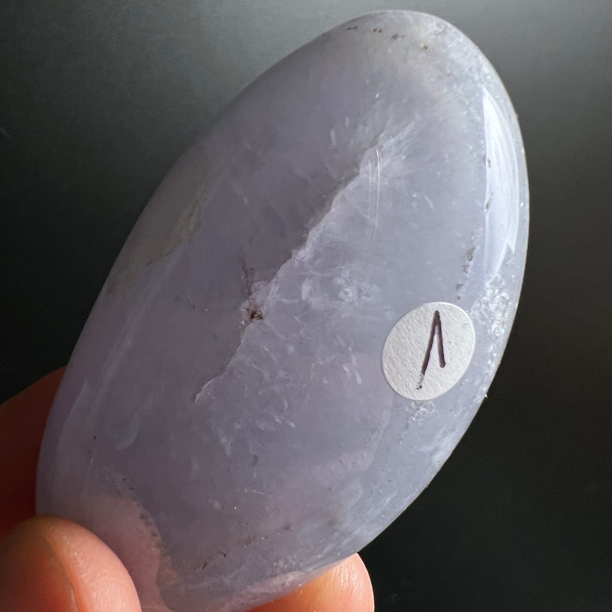 Chalcedon Stein in der Hand | zartlila Schimmer | handpolierter Handschmeichler | Happy Minerals | Variante 5
