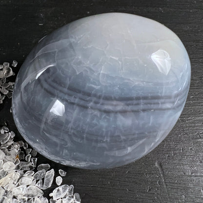 Runder Chalcedon Handschmeichler | milchig-blaue Bänderung | wolkige Musterung | Happy Minerals | Variante 6