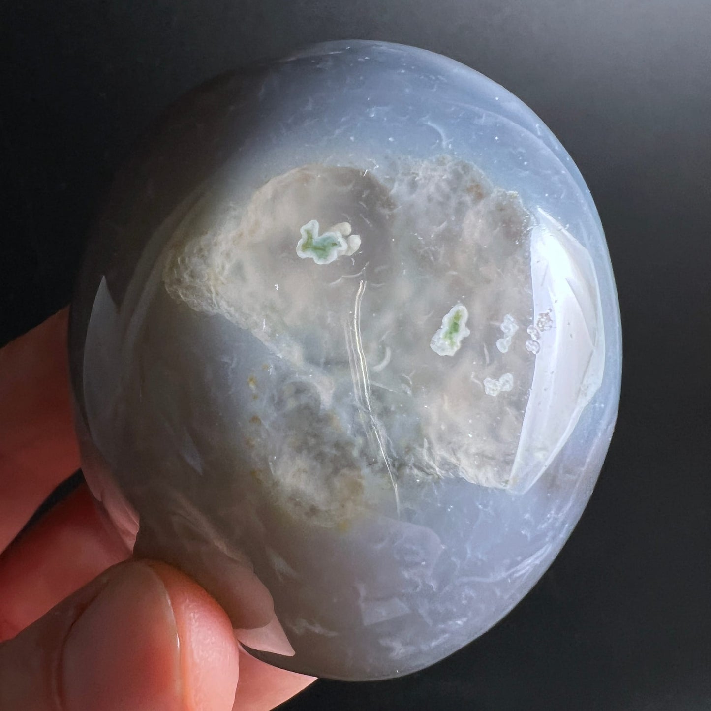 Chalcedon Handstein Nahaufnahme | moosgrüne Einschlüsse | natürliche Mineraltextur | Happy Minerals | Variante 7