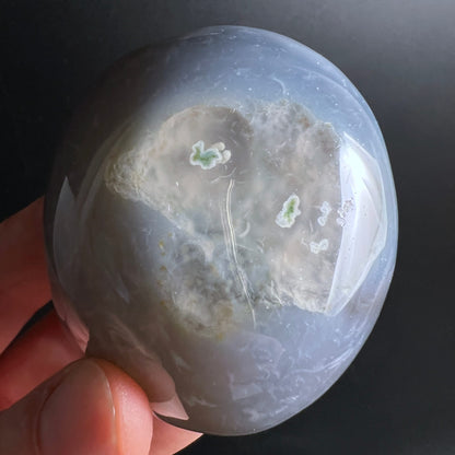 Chalcedon Handstein Nahaufnahme | moosgrüne Einschlüsse | natürliche Mineraltextur | Happy Minerals | Variante 7