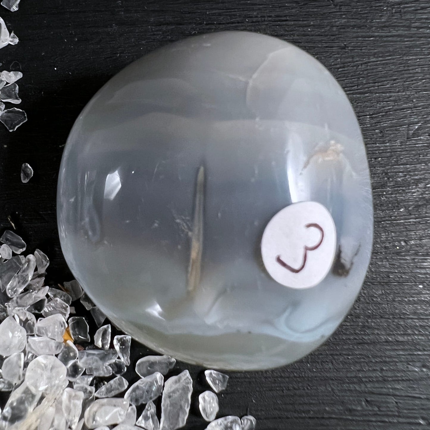 Grauer Chalcedon Handschmeichler | feine weiße Streifen | sanft glänzende Oberfläche | Happy Minerals | Variante 8