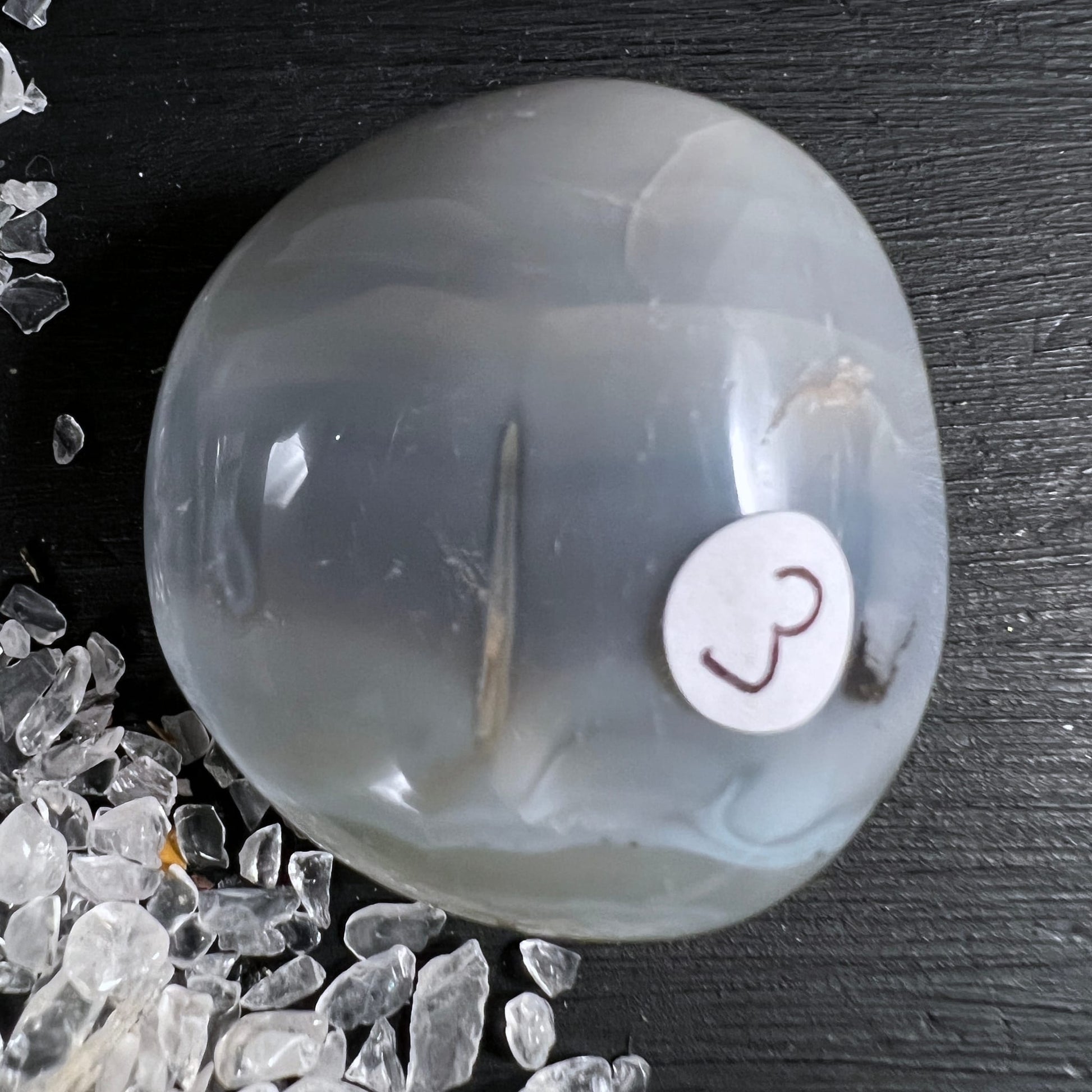 Grauer Chalcedon Handschmeichler | feine weiße Streifen | sanft glänzende Oberfläche | Happy Minerals | Variante 8