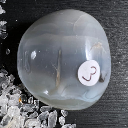 Grauer Chalcedon Handschmeichler | feine weiße Streifen | sanft glänzende Oberfläche | Happy Minerals | Variante 8