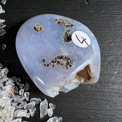 Chalcedon mit Drusen-Einschlüssen | goldbraune Kristallpunkte | seltene Struktur | Happy Minerals | Variante 9