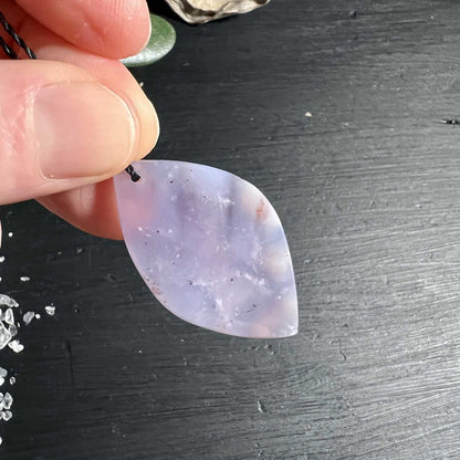 Chalcedon Lavendel Detailaufnahme Rückseite mit milchigen Schleiern | Natürliche Einschlüsse | Happy Minerals