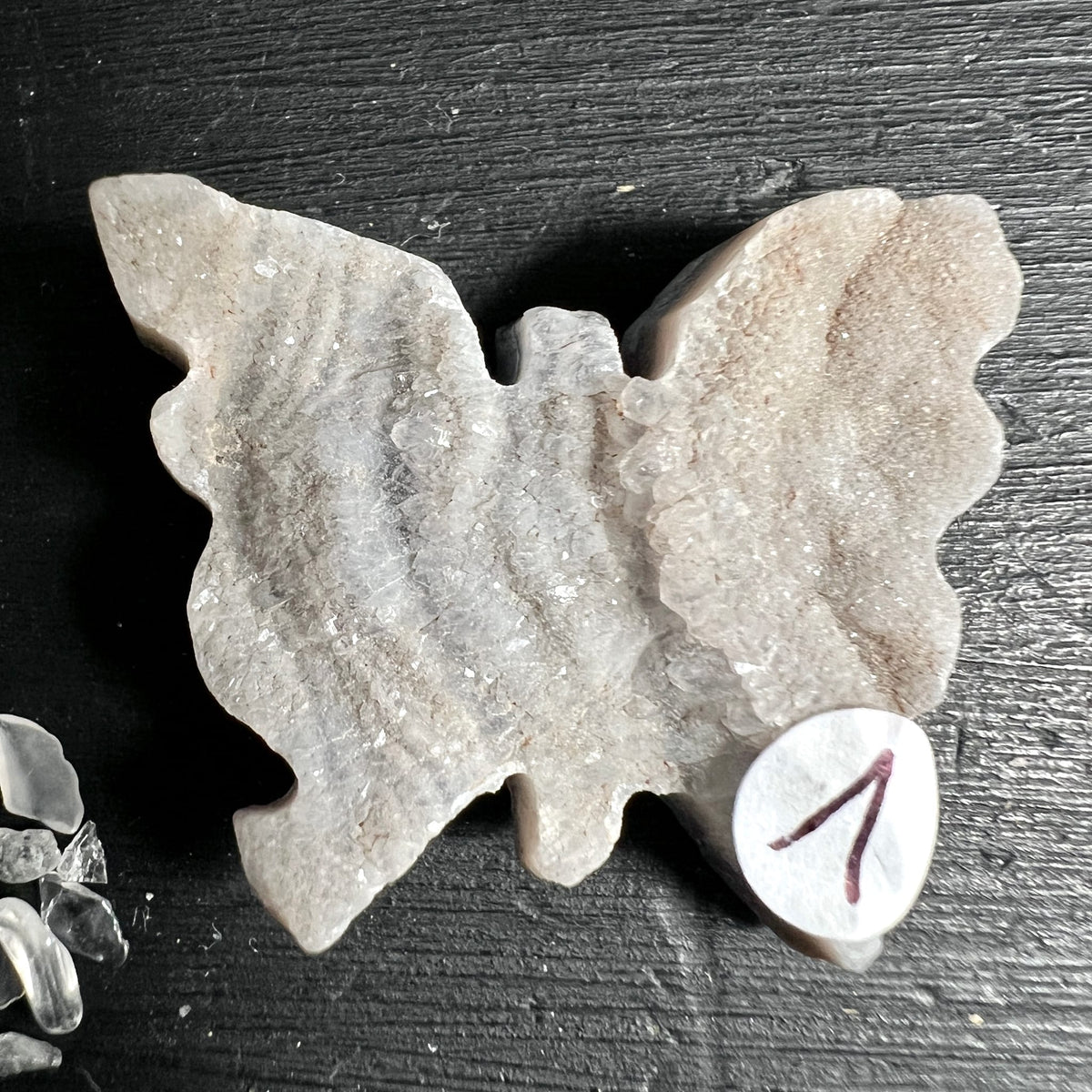 Chalcedon Rosette Schmetterling Variante 1 | Cremeweiße Bänderung | Happy Minerals