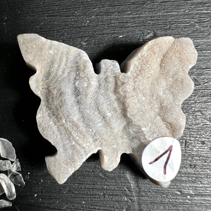 Chalcedon Rosette Schmetterling Variante 1 | Cremeweiße Bänderung | Happy Minerals