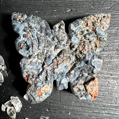 Chalcedon Rosette Schmetterling Variante 3 | Grobe Textur mit Orangetupfen | Happy Minerals