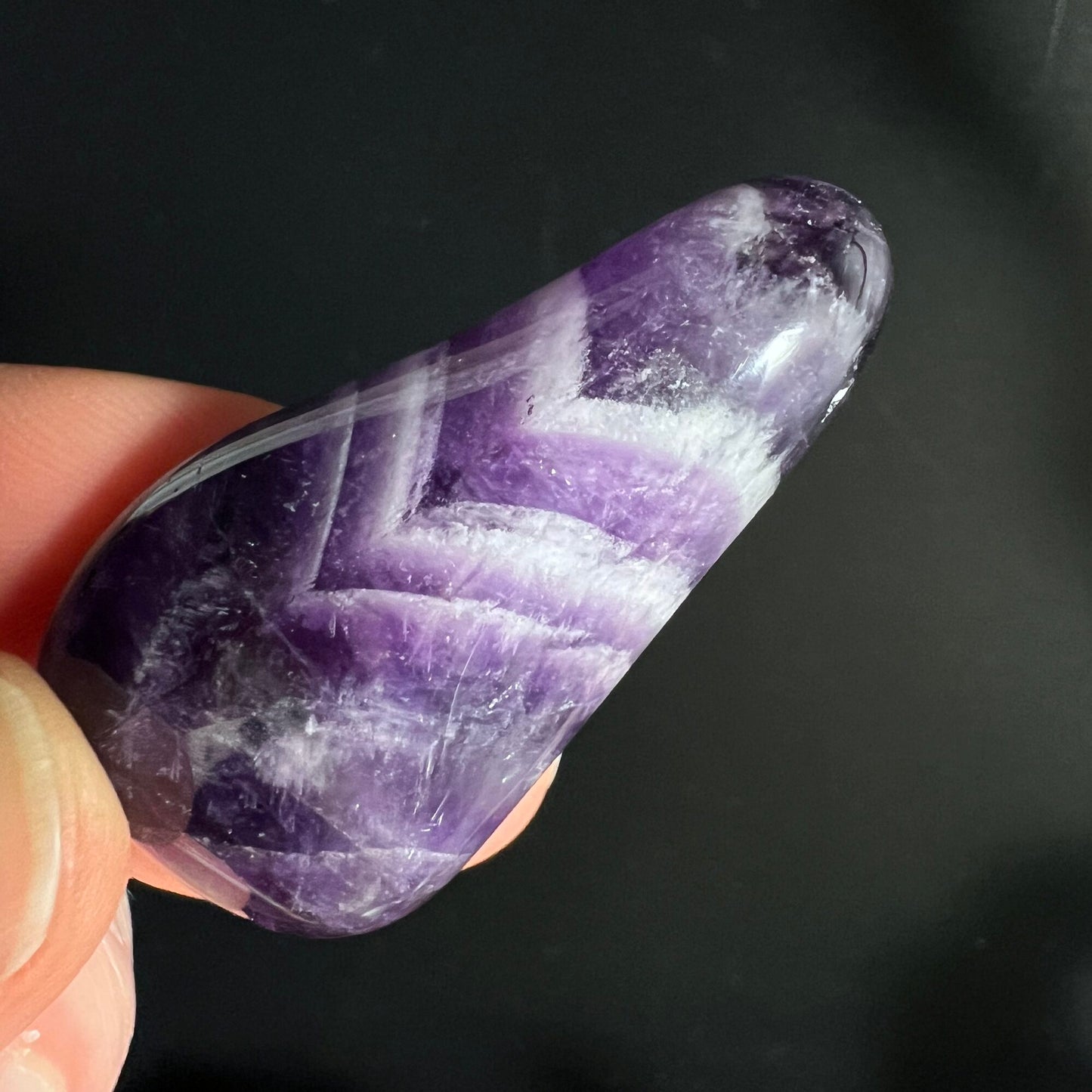 Chevron Amethyst mit V-förmigem Muster
