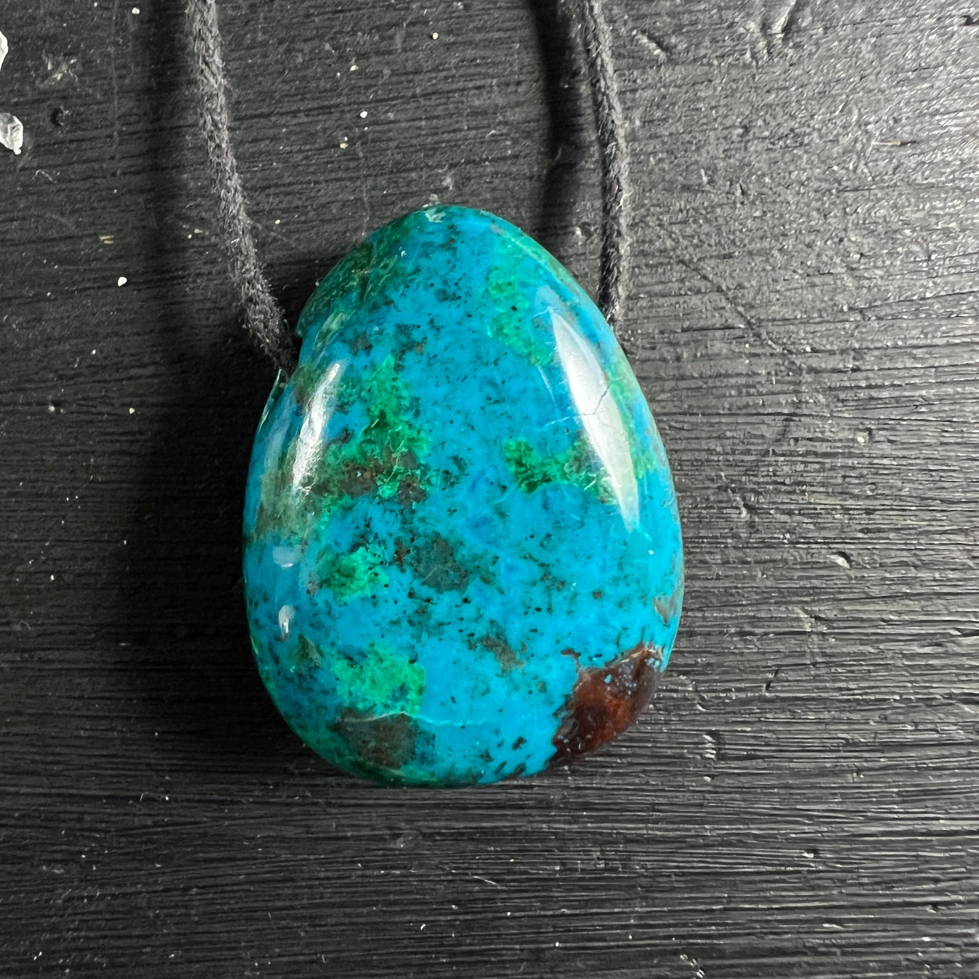 Chrysokoll Peru | satter Türkiston | grüne Einschlüsse | schwarzes Baumwollband | Holzuntergrund | Happy Minerals
