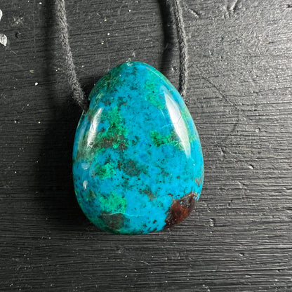 Chrysokoll Peru | satter Türkiston | grüne Einschlüsse | schwarzes Baumwollband | Holzuntergrund | Happy Minerals
