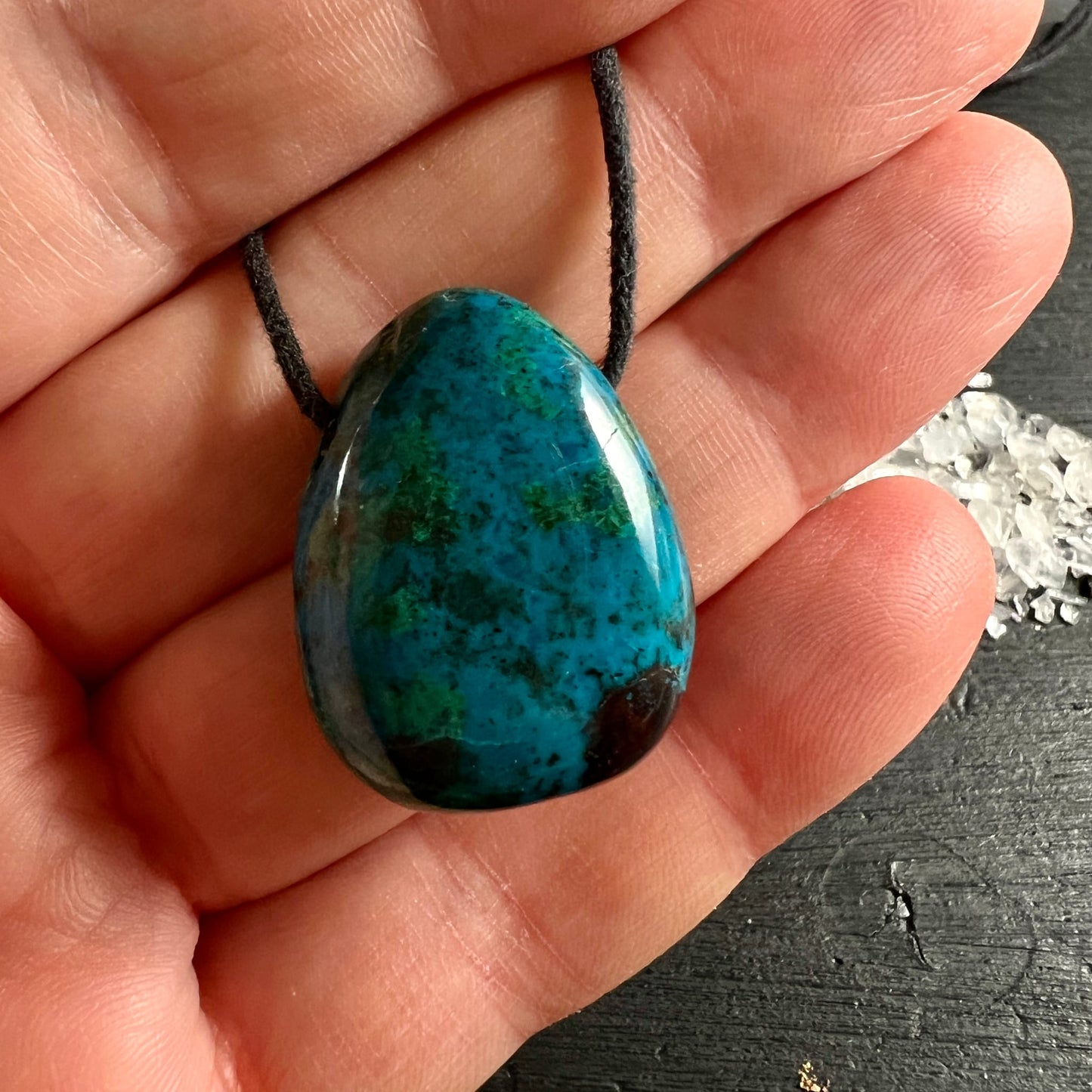 Chrysokoll Peru | Tropfen auf Handfläche | türkis-grün | schwarzes Band | Bergkristall | Happy Minerals