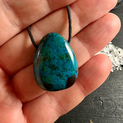 Chrysokoll Peru | Tropfen auf Handfläche | türkis-grün | schwarzes Band | Bergkristall | Happy Minerals