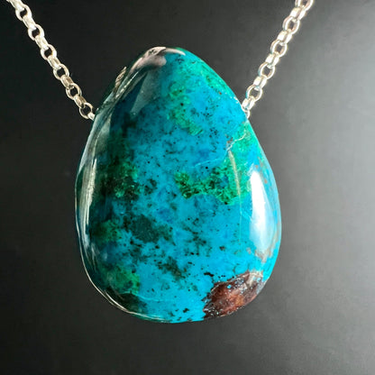 Chrysokoll Peru | leuchtend türkis | grüne Malachit-Flecken | glänzend poliert | Silberkette | Happy Minerals