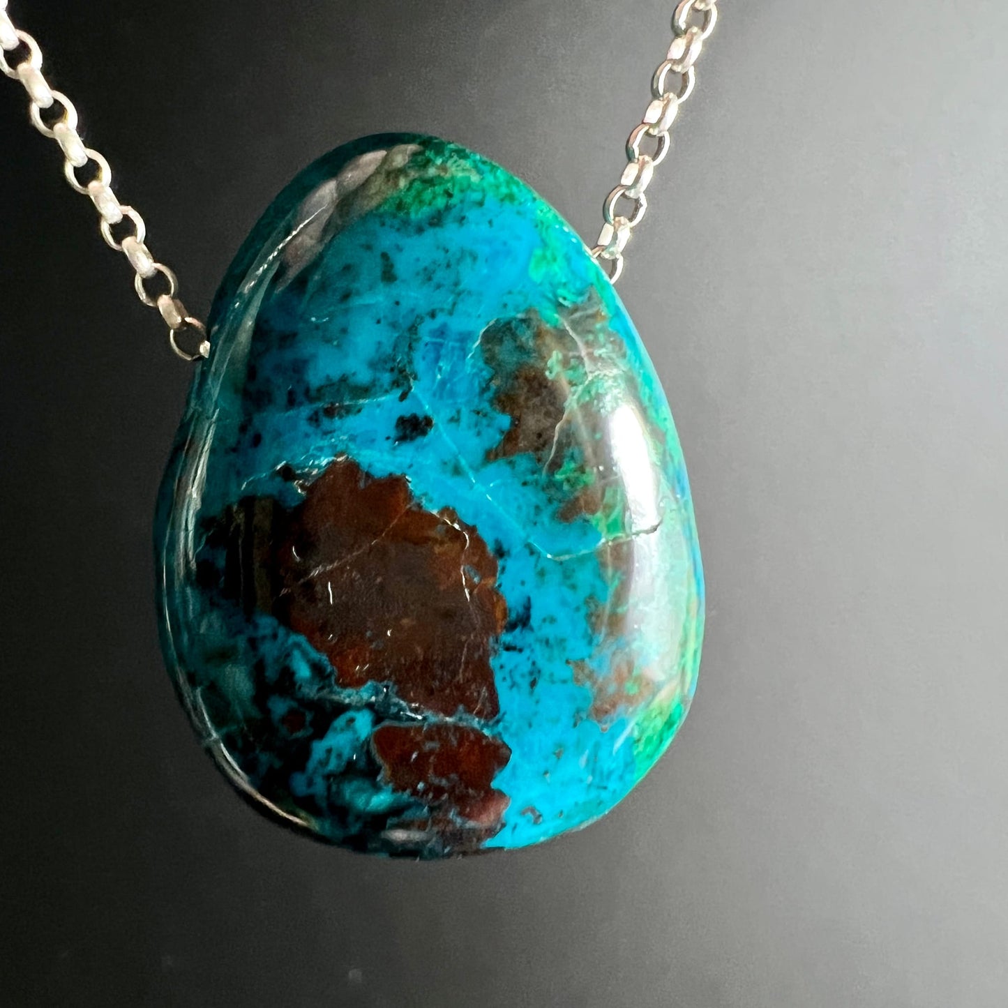 Chrysokoll Peru | türkis-grüner Tropfen | rotbraune Einschlüsse | Silberkette | nah | Happy Minerals