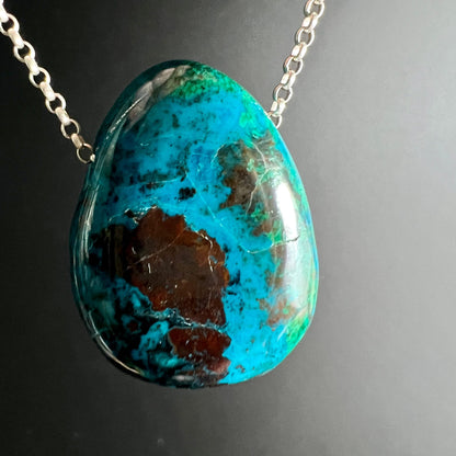 Chrysokoll Peru | türkis-grüner Tropfen | rotbraune Einschlüsse | Silberkette | nah | Happy Minerals