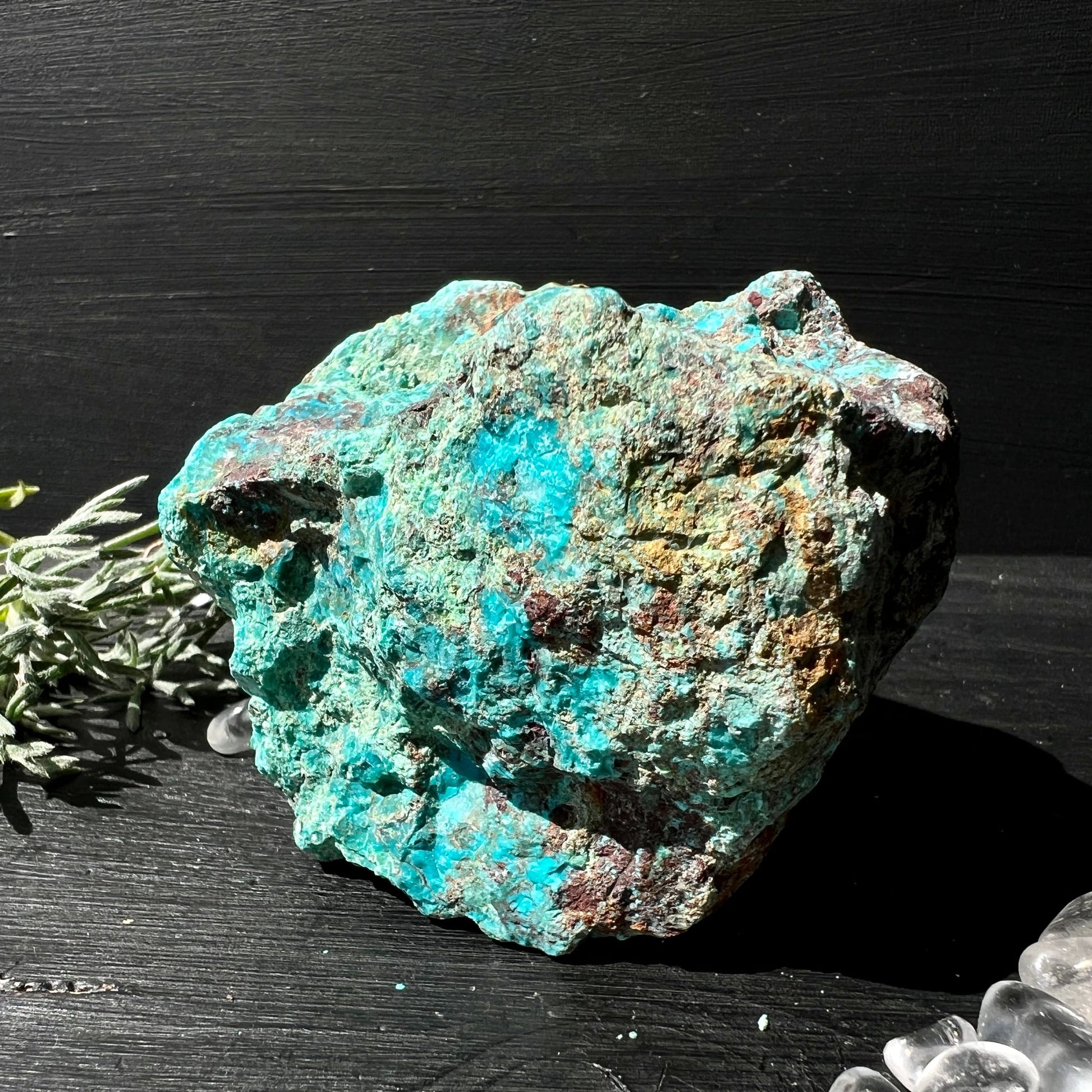 Chrysokoll Rohstein Peru | intensiv blaugrün | Seitenansicht links | rotbraune Einschlüsse | schwarzer Hintergrund | Happy Minerals