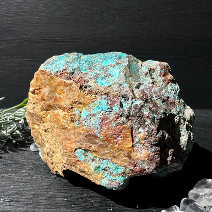 Chrysokoll Rohstein Peru | Rückseite | warme Ocker- & Rottöne | natürliche Maserung | Bergkristalle | Happy Minerals