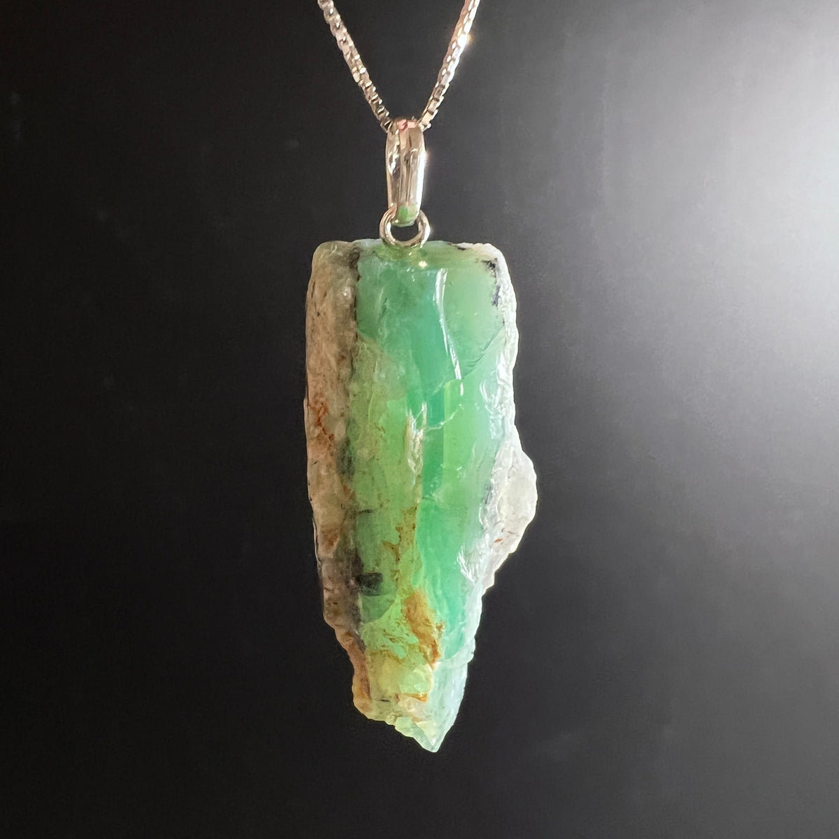 Chrysopras | Anhänger | an | Silberkette | hängend | transparent | grün | leuchtend | Happy Minerals