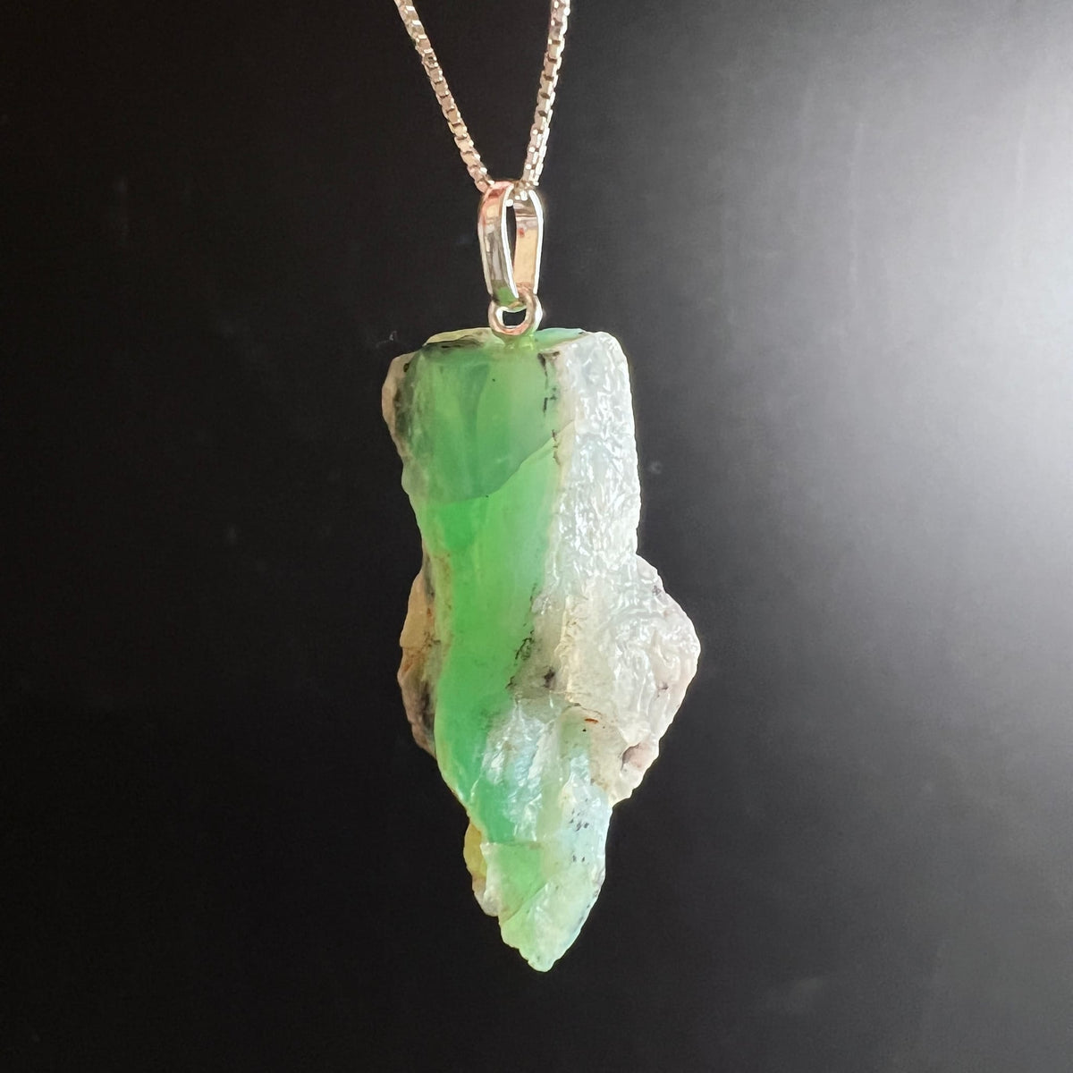 Chrysopras | Rohstein | Kette | gedreht | hellgrüne | Facette | weiße | Rückseite | Happy Minerals