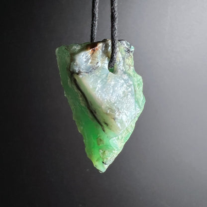 Chrysopras Rohstein | leuchtendes Apfelgrün | spitz zulaufend | schwarze Ader | Happy Minerals