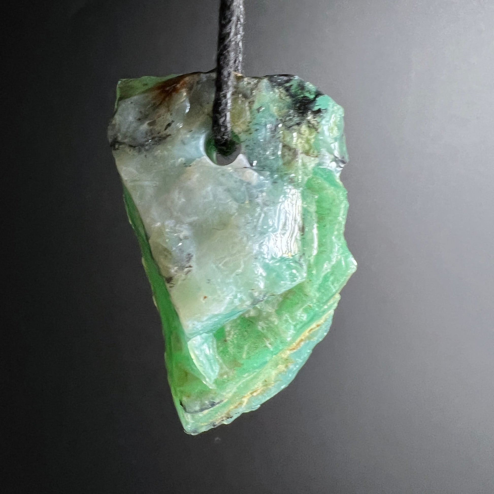 Chrysopras Rohstein | Seitenansicht | geschichtete Struktur | mintgrün & weiß | Happy Minerals