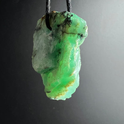 Chrysopras Rohstein | transluzentes Smaragdgrün | Lichtdurchlässigkeit | dunkle Maserung | Happy Minerals