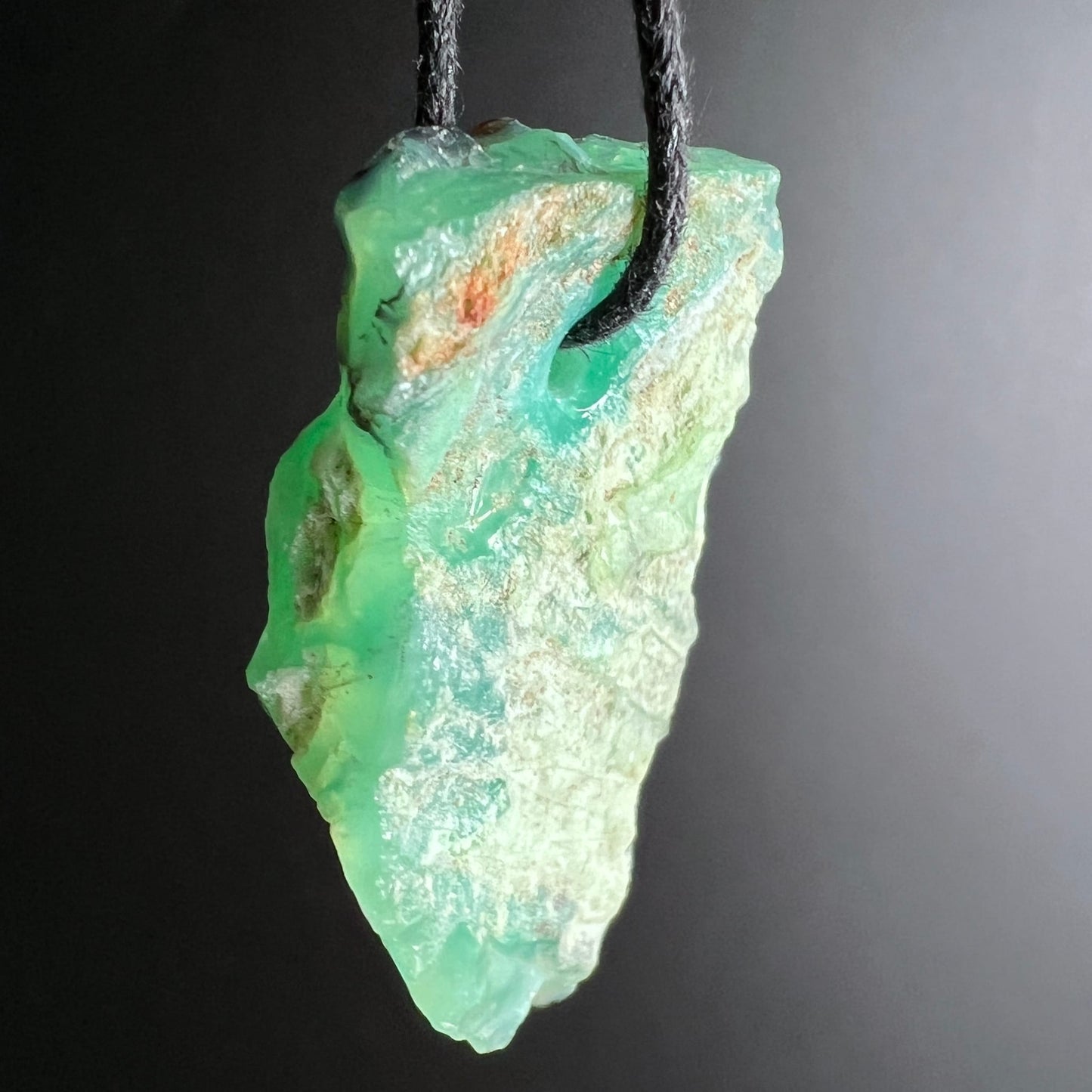 Chrysopras Rohstein | helles Mintgrün | raue Oberfläche | weiße Einschlüsse | Happy Minerals