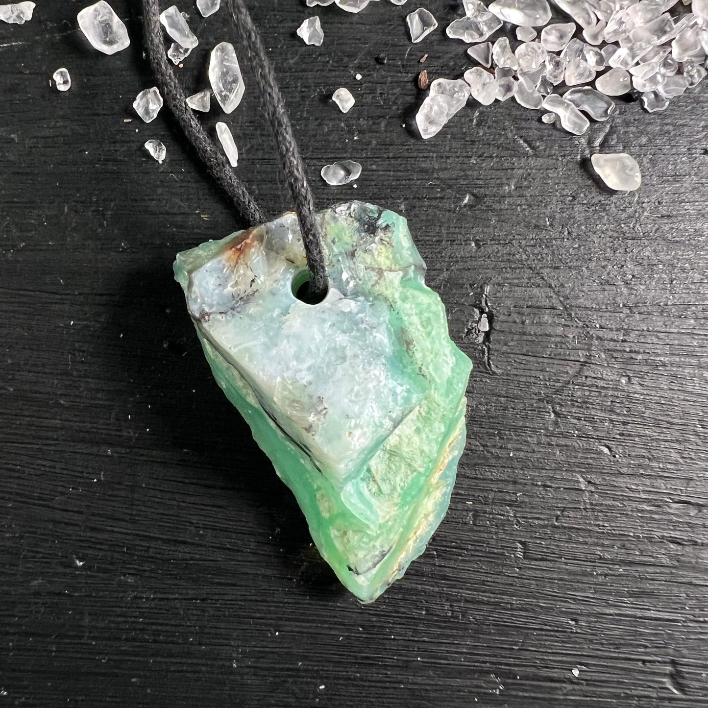 Chrysopras Rohstein | auf schwarzem Holz | kleine Quarzkristalle | lebhaftes Grün | Happy Minerals