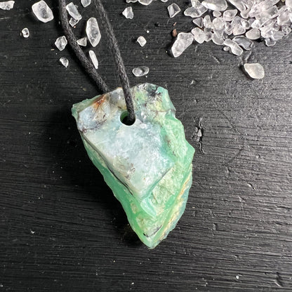 Chrysopras Rohstein | auf schwarzem Holz | kleine Quarzkristalle | lebhaftes Grün | Happy Minerals