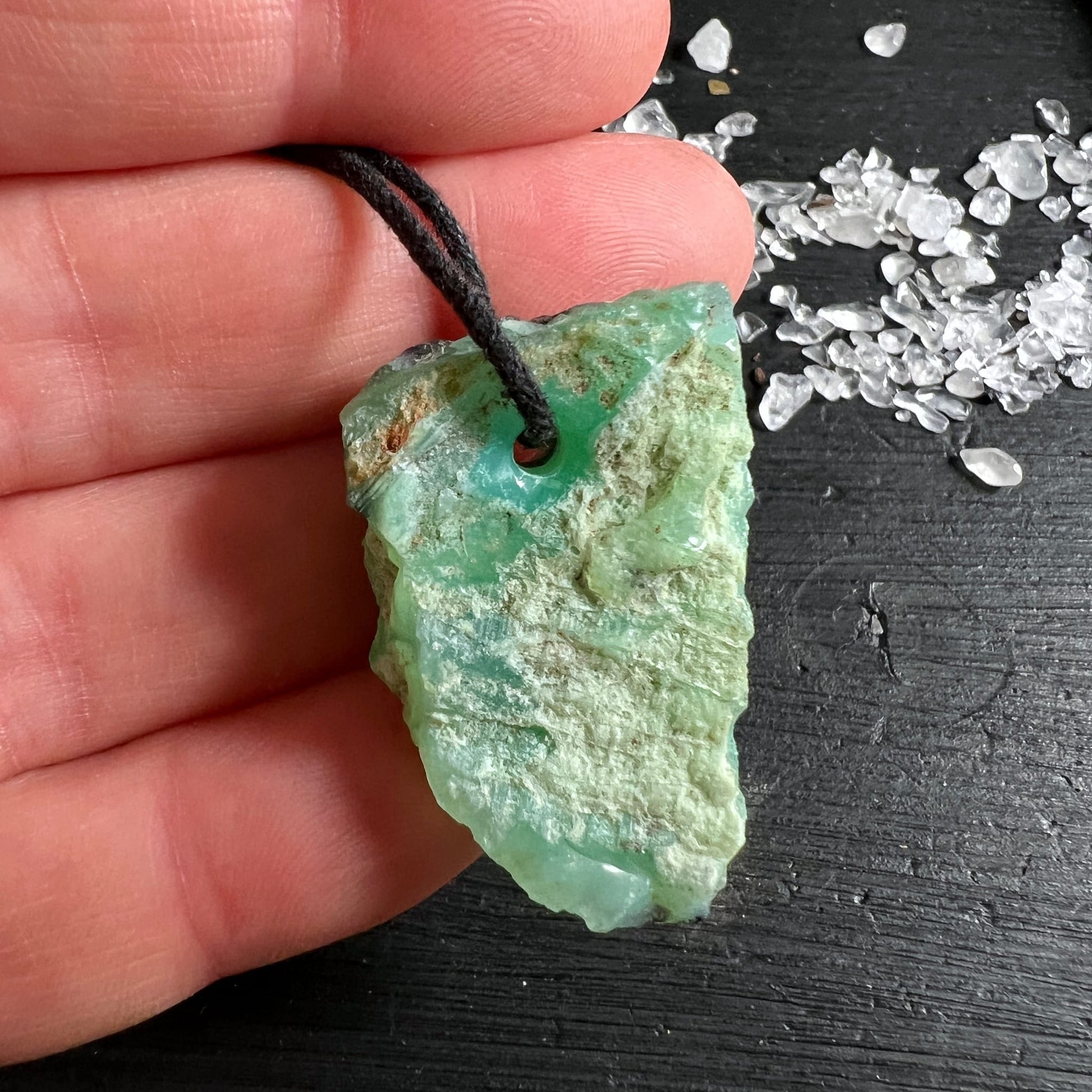 Chrysopras Rohstein | Rückseite | natürliche Cortex | mintgrün mit Matrize | Happy Minerals