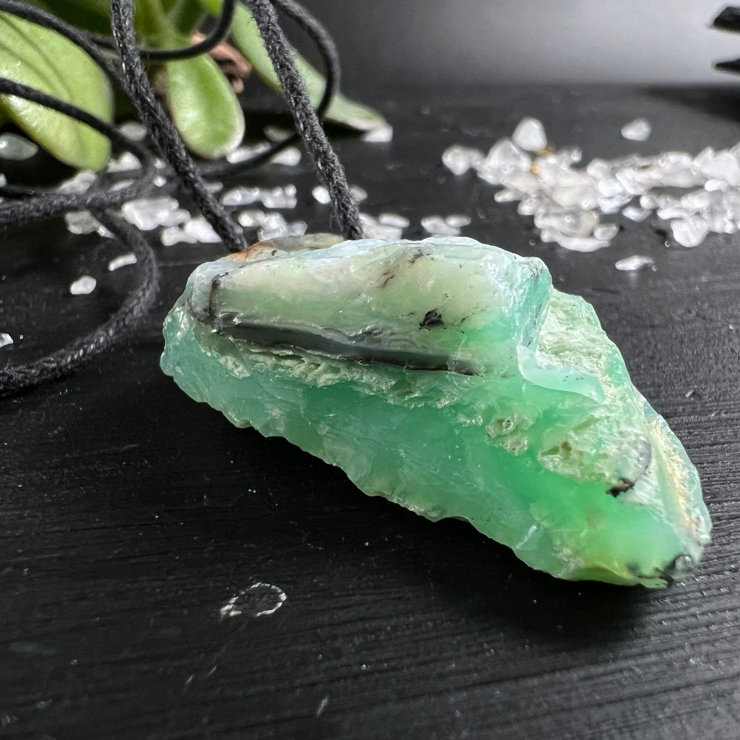 Chrysopras Rohstein | liegend | glänzende Fläche | tiefes Smaragdgrün | Pflanze & Quarz | Happy Minerals