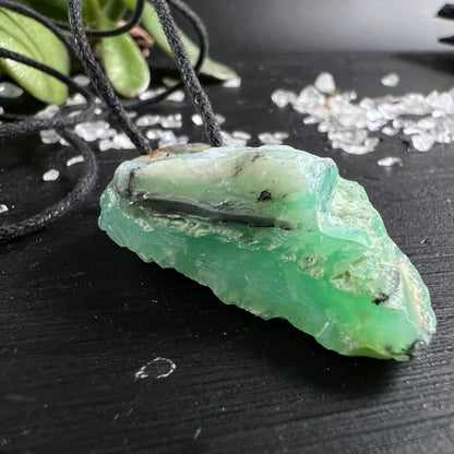 Chrysopras Rohstein | liegend | glänzende Fläche | tiefes Smaragdgrün | Pflanze & Quarz | Happy Minerals