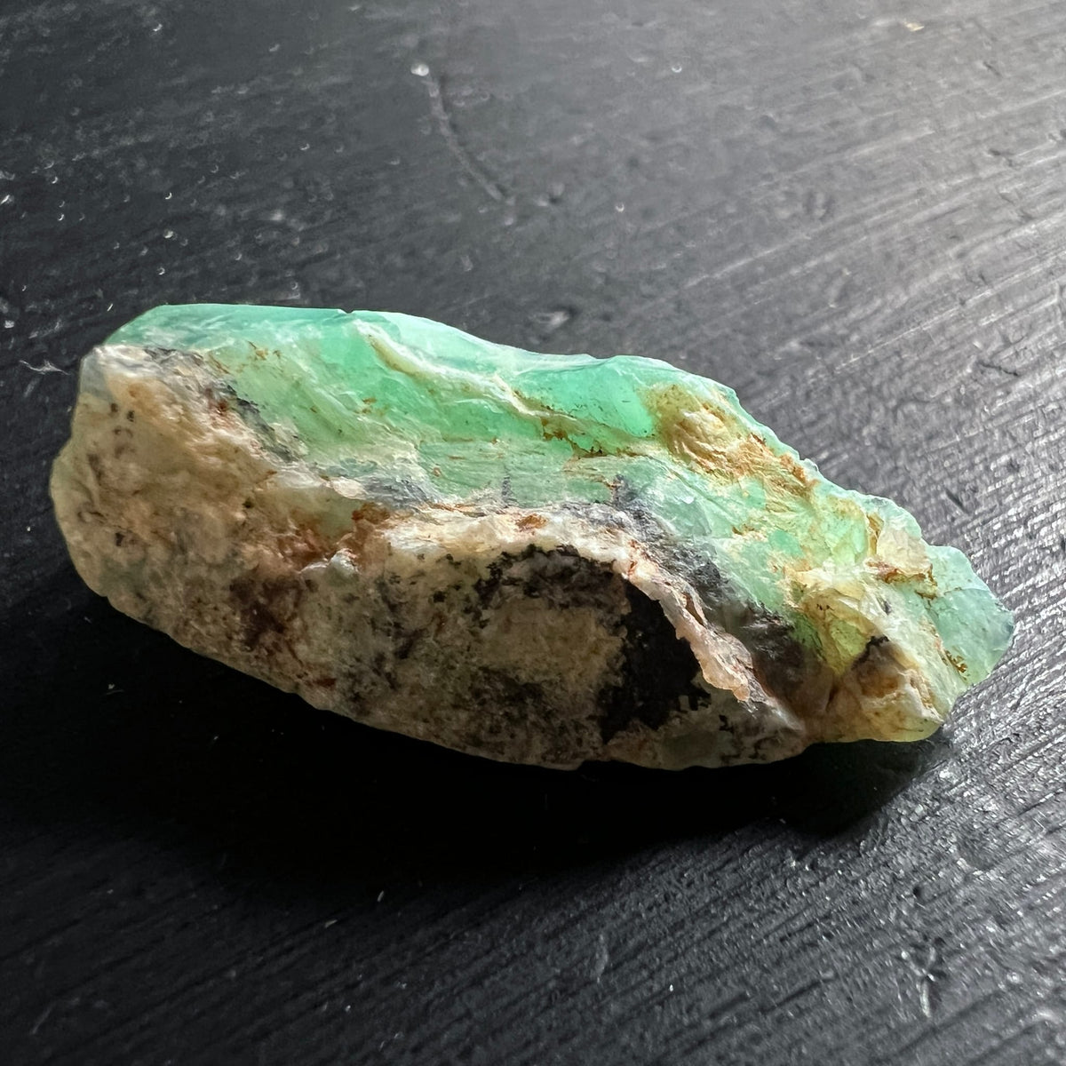 Chrysopras | Rohstein | Nahaufnahme | apfelgrün | cremeweiße | Maserung | natürliche | Textur | Happy Minerals