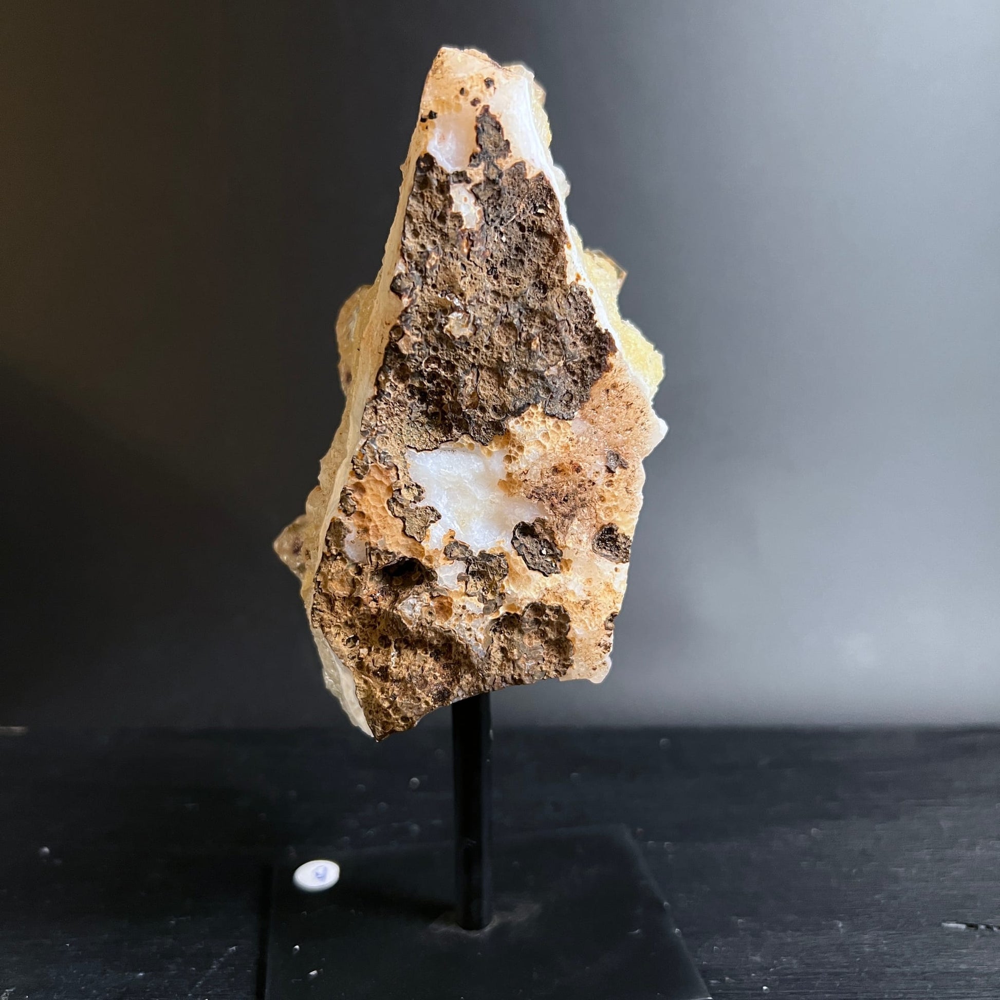 Citrin - gebrannter Amethyst auf Metallständer | Ansicht 11 | Happy Minerals