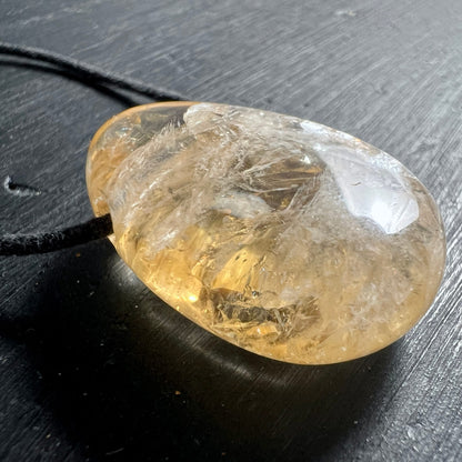 Citrin Tropfen Anhaenger honiggelb mit eisigen Rissmustern und klarer Spitze, oval poliert | Happy Minerals
