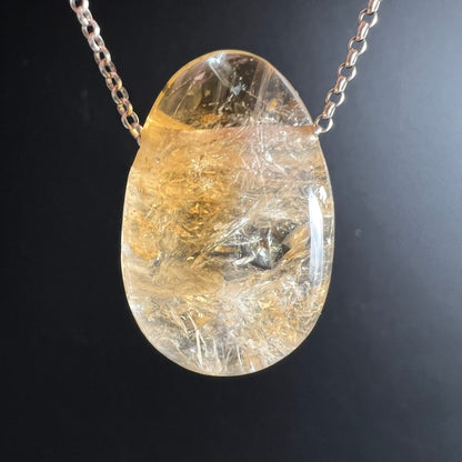 Citrin Tropfen Anhaenger, honiggelb transparent mit faserigen Einschluessen und klarer Spitze, polierte Oberflaeche | Happy Minerals