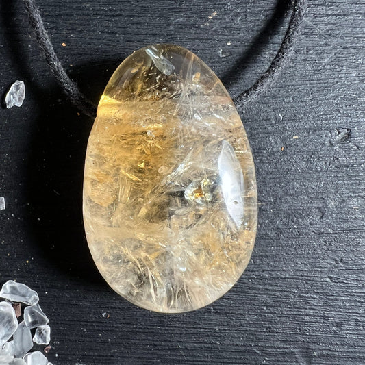 Citrin Tropfen Anhaenger, honiggelb mit feinen Faserstrukturen und glasigem Glanz, polierte Oberflaeche | Happy Minerals
